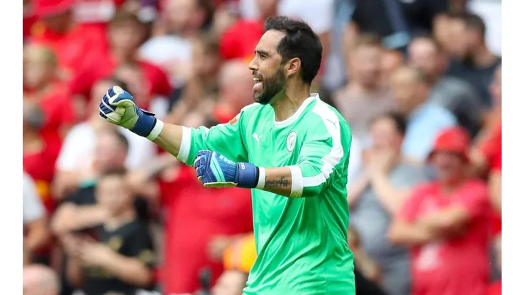 El mensaje de Claudio Bravo tras partidazo ante el Liverpool: "La clave del éxito está aquí" (Foto: Agencia Uno)