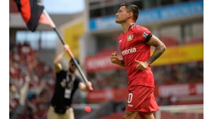 Charles Aránguiz vuelve a sumar minutos en derrota del Bayer Leverkusen ante el Valencia (Foto: Twitter @bayer04_es)