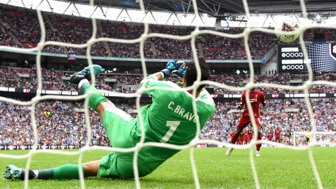 El enorme Claudio Bravo sacó el remate de Wijnaldum