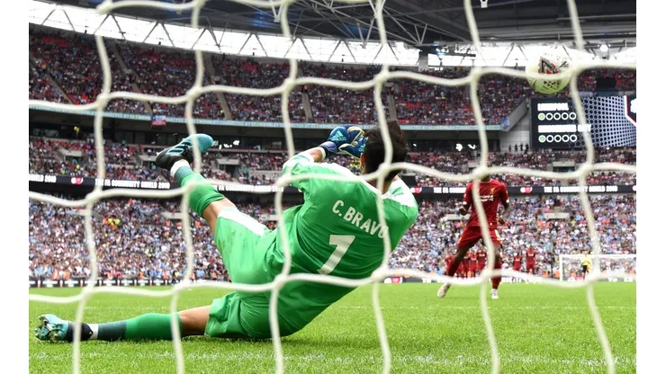 El enorme Claudio Bravo sacó el remate de Wijnaldum