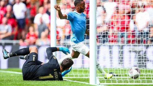¡Golazo! Hoyito de Raheem Sterling a Allyson para el 1-0 del Man. City ante el Liverpool por la Community Shield (Foto: Getty Images)
