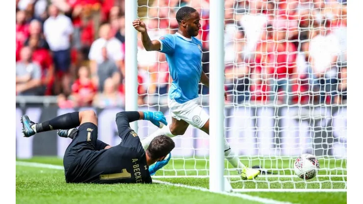 ¡Golazo! Hoyito de Raheem Sterling a Allyson para el 1-0 del Man. City ante el Liverpool por la Community Shield (Foto: Getty Images)