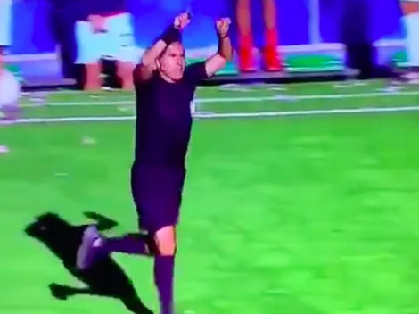 Árbitro cobra penal con VAR, pese a que liga no tiene videoarbitraje