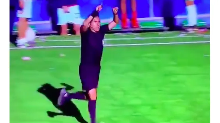 ¡Tremendo! Árbitro boliviano cobra penal con VAR, pese a que esa liga no tiene sistema de videoarbitraje