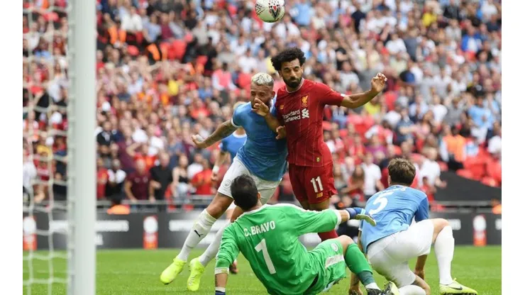 ¡Increíble salvada el Manchester City! Kyle Walker le quita el grito de gol a Mohamed Salah y saca el balón de la línea (Foto: Getty Images)