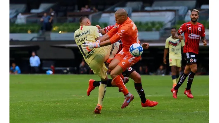 Nicolás Castillo sale lesionado en América