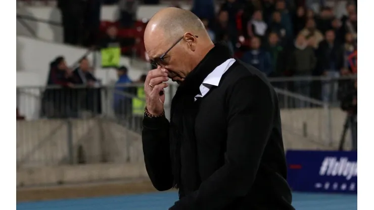 Arias se fue bajo una lluvia de pifias tras el empate contra Audax.
