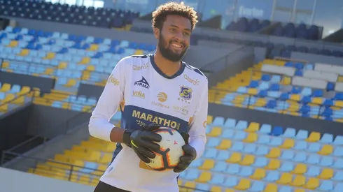 Lawrence Vigouroux es presentado como refuerzo de Everton