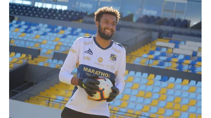 Lawrence Vigouroux es presentado como refuerzo de Everton