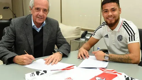 El presidente D'Onofrio y Paulo Díaz en la firma del contrato