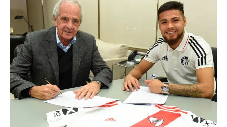 El presidente D'Onofrio y Paulo Díaz en la firma del contrato