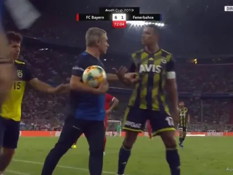 Lo pifian y se va de la cancha, el DT lo regresa a empujones