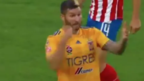 André-Pierre Gignac le ofrece combos al DT rival en pleno partido