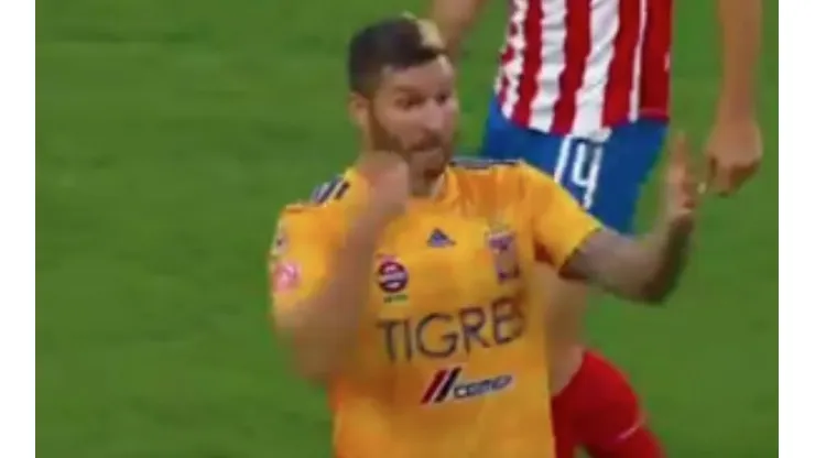 André-Pierre Gignac le ofrece combos al DT rival en pleno partido