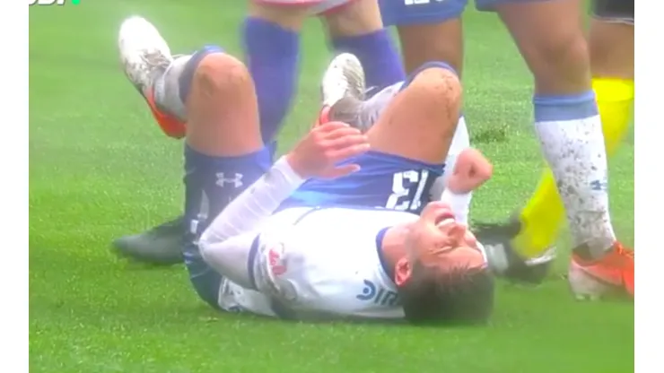 Dolorosa falta que obliga a Benjamín Kuscevic a dejar el partido ante Huachipato (Foto: Transmisión CDF)