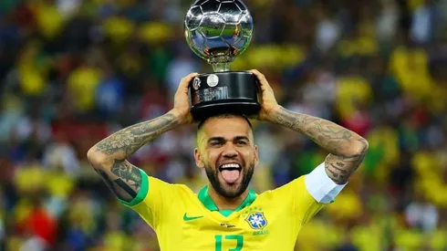 Se deja querer: clubes le ofrecen pega a Dani Alves hasta por redes sociales (Foto: Getty Images)