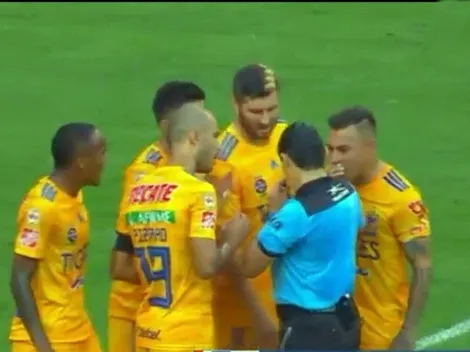 Eduardo Vargas le dijo de todo al árbitro y lo sacaron de la cancha a los 28 minutos