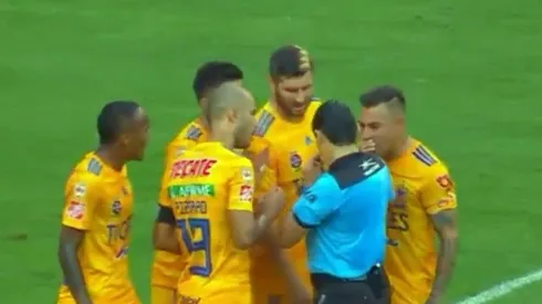 Eduardo Vargas recibió tarjeta amarilla por reclamos