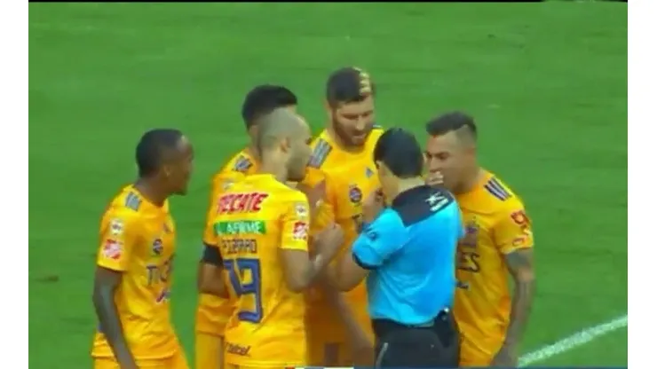 Eduardo Vargas recibió tarjeta amarilla por reclamos