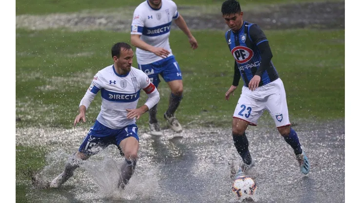 Huachipato y la UC juegan en una piscina en el Estadio CAP (Foto: Agencia Uno)
