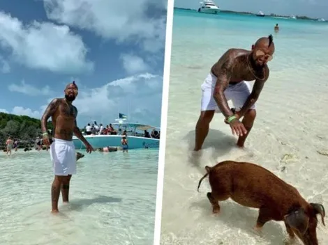 Arturo Vidal disfruta de sus vacaciones en la curiosa playa de los cerdos