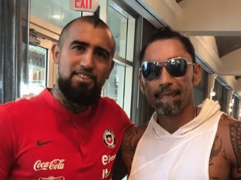 El Chino Ríos posa con la camiseta de Rodelindo y el King le agradece