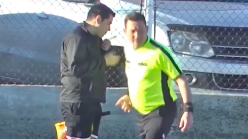 Árbitro no se aguanta y detiene partido para ir al baño