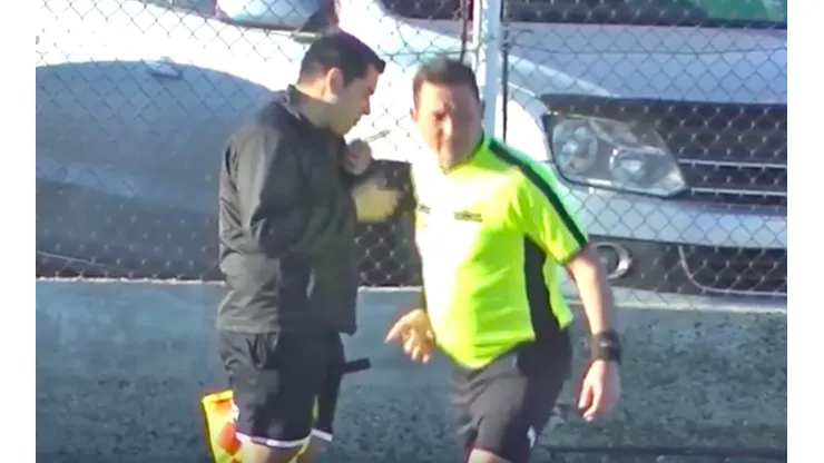Árbitro no se aguanta y detiene partido para ir al baño