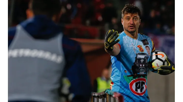 Nico Peric le ofrece combos a periodista en práctica de Rangers (Foto: Agencia Uno)