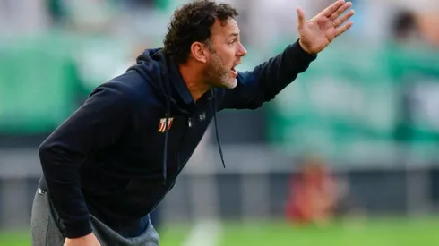 Gabriel Milito llena de flores a Gonzalo Jara y Jorge Valdivia (Foto: Getty Images)