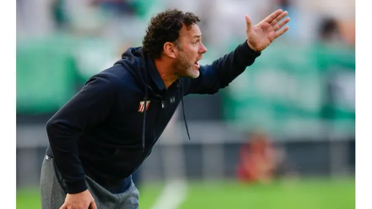 Gabriel Milito llena de flores a Gonzalo Jara y Jorge Valdivia (Foto: Getty Images)