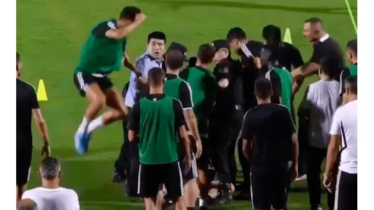Cristiano se lanza contra un policía tras invasión de hincha en China