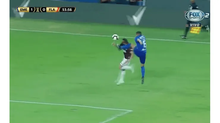 Feroz patada a Rafinha