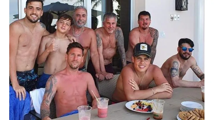 Messi toma juguito.
