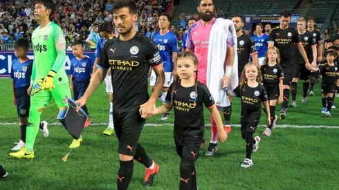Claudio Bravo ingresa a la cancha del Estadio Nacional de Hong Kong, detrás de David Silva