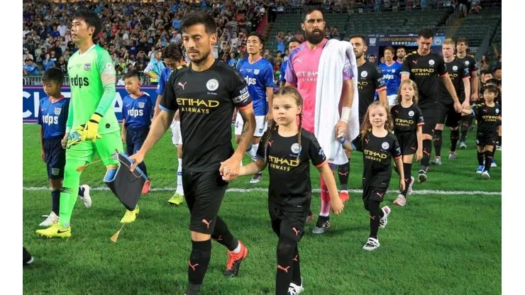 Claudio Bravo ingresa a la cancha del Estadio Nacional de Hong Kong, detrás de David Silva