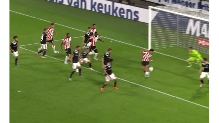 Con un gol de taco, PSV vence al Basilea por la pre Champions League