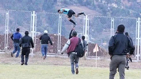 Terrible: Árbitro tuvo que saltar una reja para evitar ser linchado