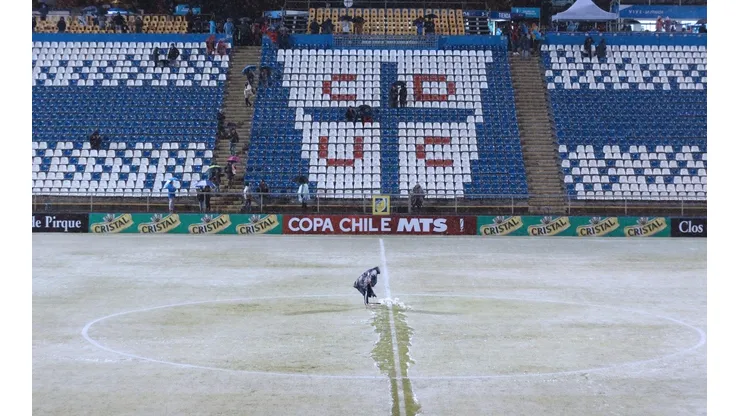 Como una verdadera pista de hielo quedó la cancha de San Carlos de Apoquindo
