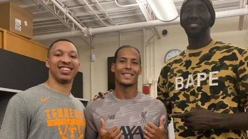 Tacko Fall deja como enano a Van Dijk