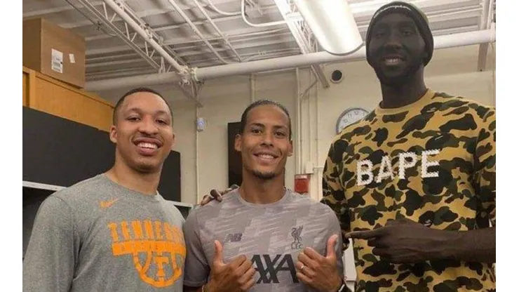 Tacko Fall deja como enano a Van Dijk
