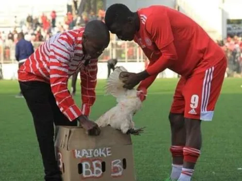 Africa: Premian a mejor jugador de un partido ¡Con un gallo!