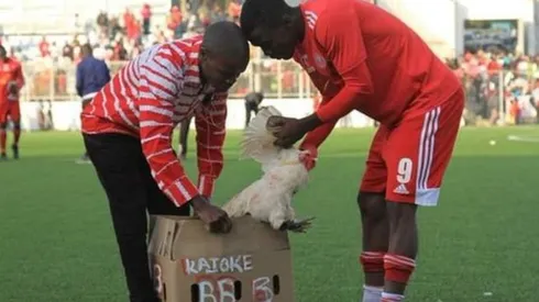 Africa: Premian a mejor jugador de un partido ¡Con un gallo!