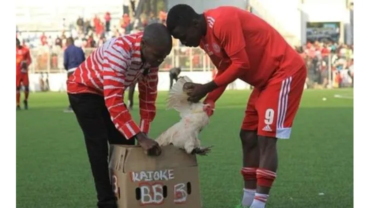 Africa: Premian a mejor jugador de un partido ¡Con un gallo!