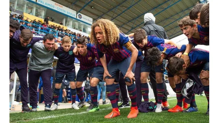 Xavi Simons deja Barcelona y parte al PSG