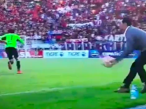 DT aprovecha que arquero rival sale del arco y ayuda a su equipo a anotar