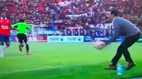 Cristian Díaz DT aprovecha que arquero rival sale del arco y ayuda a su equipo a anotar