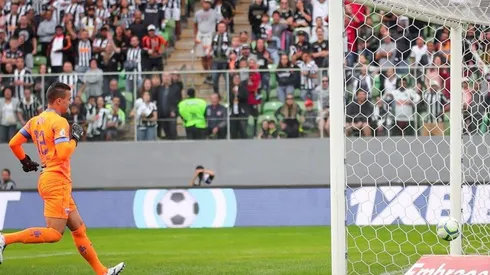 Video: Autogolazo de media cancha en el fútbol brasileño