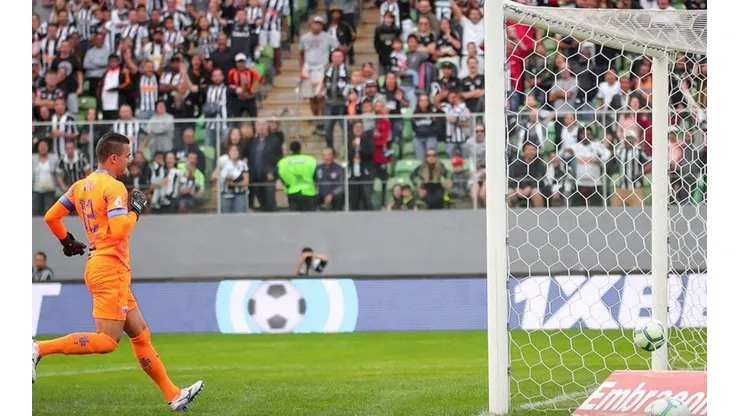 Video: Autogolazo de media cancha en el fútbol brasileño