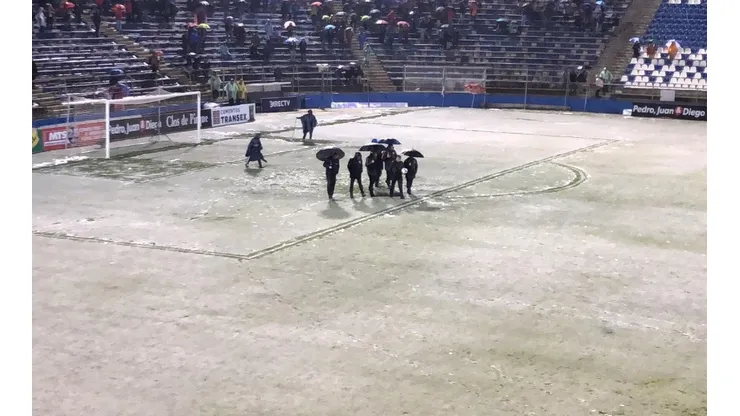 El cuerpo arbitral dirigido por Ángelo Hermosilla en el nevado San Carlos de Apoquindo (Foto: Redgol)